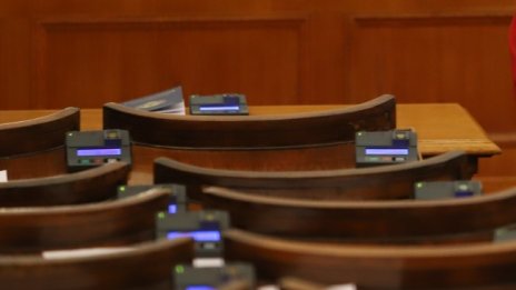Депутатите само с три дни коледна ваканция