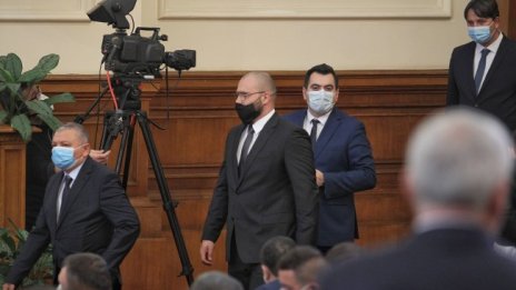 Четирима депутати вече напуснаха парламента 