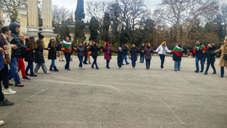 Костадинов брани хорото пред Морската градина във Варна