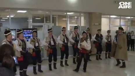 Коледари пяха и танцуваха в столична болница