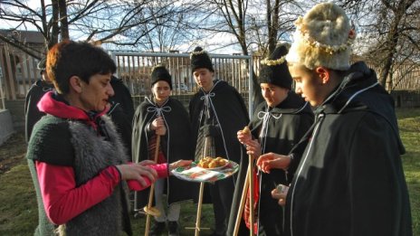Коледари носят празнично настроение в Елин Пелин и Нови хан 