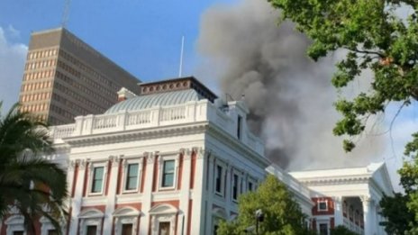 Арестуваха заподозрян за пожара в парламента на ЮАР