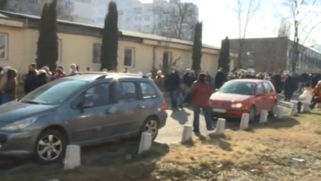 Нерви на опашките за ваксинация, Елена Поптодорова сред чакащите