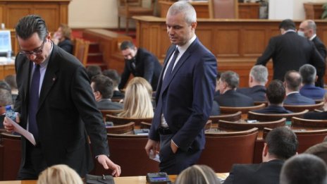 Депутатите пак отложиха решението за сертификата за влизане в НС