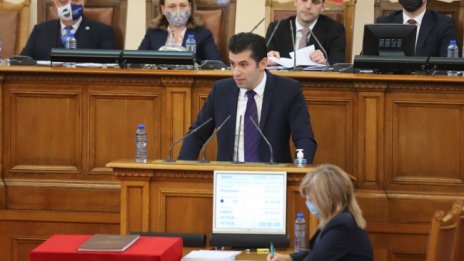 Премиерът Петков и министри на блицконтрол в парламента
