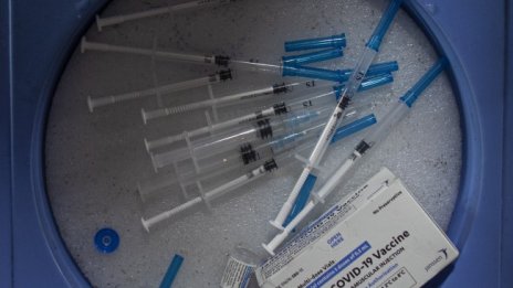 Ваксината на "Джонсън и Джонсън" защитава от COVID до 6 месеца