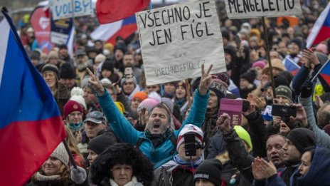 Хиляди на протест срещу задължителната COVID ваксина в Чехия