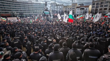 Протестиращите пробваха нова атака на НС, вече са пред здравното министерство