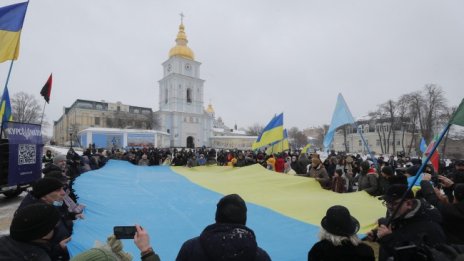 Украйна е на масата, но украинците не са на нея и... чакат