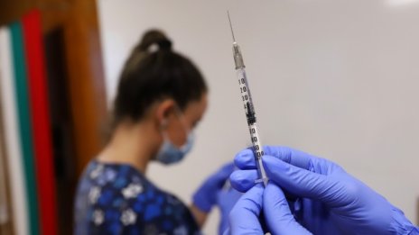 Вирусолог: Грипната и COVID ваксина може да се поставят в един ден