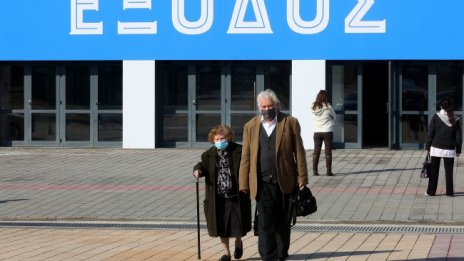 В Гърция започват да глобяват неваксинираните над 60 г.