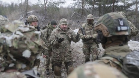 Какъв е животът в замръзналите окопи на украинската граница?