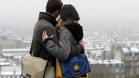 Французите преодоляват страха си от COVID, отново се женят