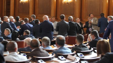 22 депутати са под карантина, гласуват онлайн