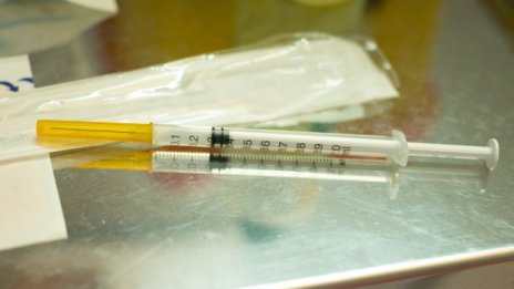 Във Франция разбиха мрежа за фалшиви ваксинационни сертификати