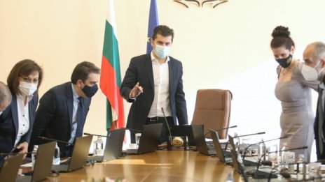 Тече ли промяната в държавата или властта буксува?
