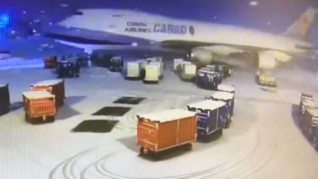 Товарен самолет катастрофира на летище в Чикаго 