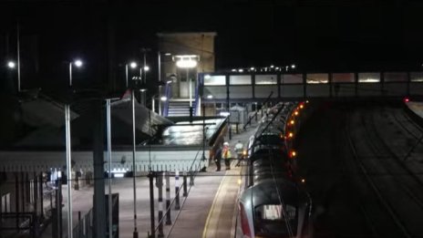 Масово кръвопролитие: Двама мъже атакуваха с ножове влак в Англия, има тежко ранени ВИДЕО