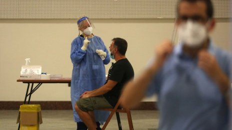 Неваксинирани медици на протести в Гърция, ще ги уволнят ли?
