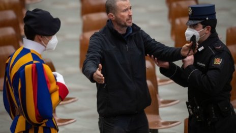 Мъж крещи на папата: Бог не те признава!