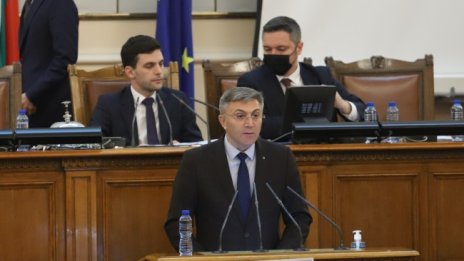 Карадайъ за премиера: Не сме монархия, а се държи като цар, цар Киро