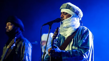 Песните на пустинята: Tinariwen между изгнанието, паметта и сцената