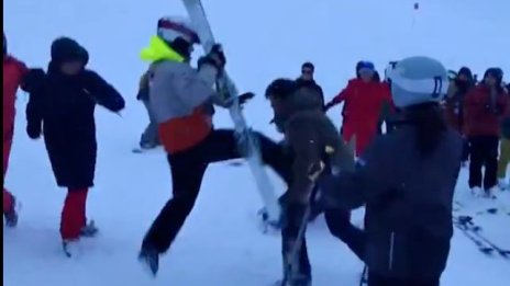 Див бой между скиор и сноубордисти избухна във Френските Алпи ВИДЕО