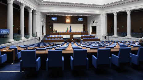 Поради липса на кворум, заседанието на парламента беше закрито половин час преди края