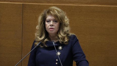 Йотова към депутатите: Всяко забавяне на гласуването на бюджета ни обрича на стагнация 