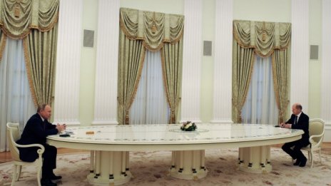 "Дългата маса" на Путин се оказа италианска, днес би струвала 100 000 евро