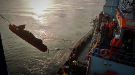 Продължава издирването на оцелели от пламналия ферибот