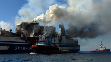 Кранове ще помагат при издирването в изгорелия ферибот