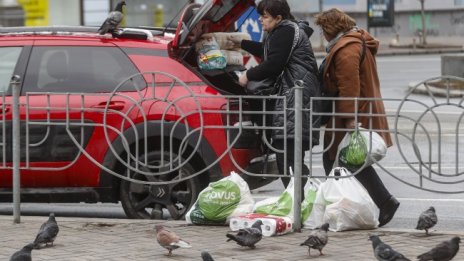 Москва се мъчи да спечели доверието на хората в Украйна с храни
