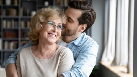 5 причини да не започвате връзка с мъж тип мамино синче 