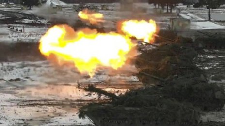 Руски войски обстрелват къщи в град Буча