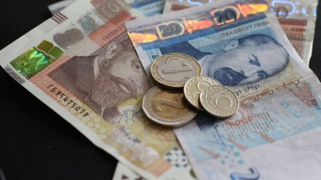 Феминизация на бедността: 50% от жените работят за ниски заплати