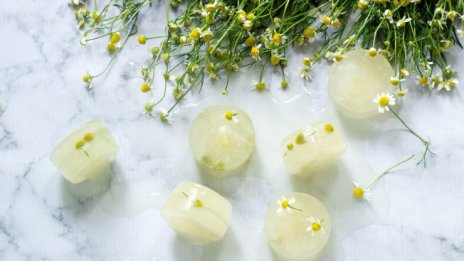 Ледени билкови кубчета при подпухнало лице