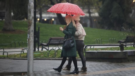 Времето днес: Слаби валежи от дъжд, на места и сняг