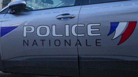 Френски полицаи застреляха мъж, нападнал ги с нож 