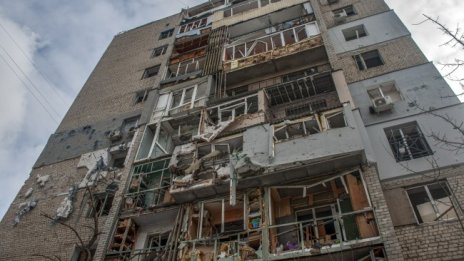 Най-малко две жертви на артилерийски обстрел на блок в Киев