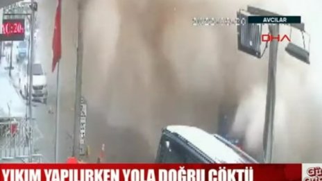  Срути се пететажна сграда в Истанбул 