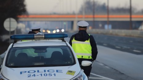 Задържаха афганистанци в товарен автомобил