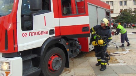 Автомобил с кислородни бутилки се вряза в стълб