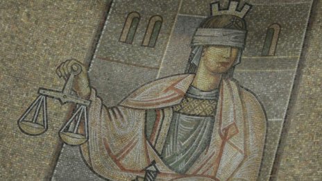 Съдът остави в ареста бившия румънски министър Елена Удря