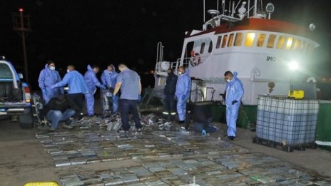 Спипаха над четвърт тон кокаин сред банани в Турция