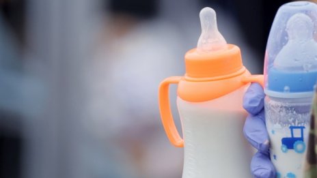 В САЩ се борят с остър недостиг на адаптирано мляко за бебета