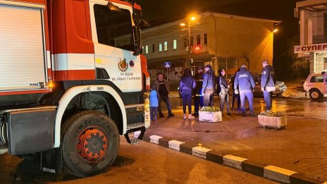 Наводнени къщи, отнесени автомобили и павета: Ситуацията във Велико Търново е критична