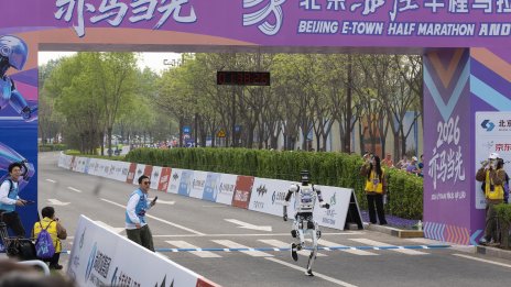 Хуманоиден робот надбяга хората на полумаратон в Пекин, счупи световния рекорд