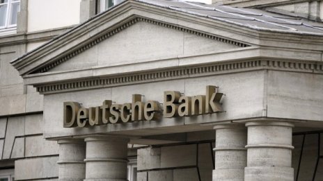 Разследват Deutsche Bank за "екопране на активи"