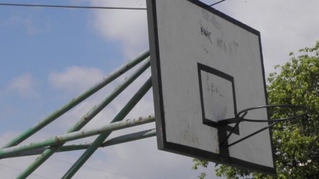 Баскетболен кош падна върху момче във Враца